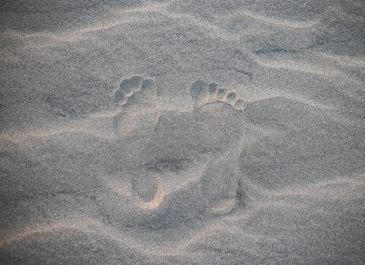 footprints 6364157 1280